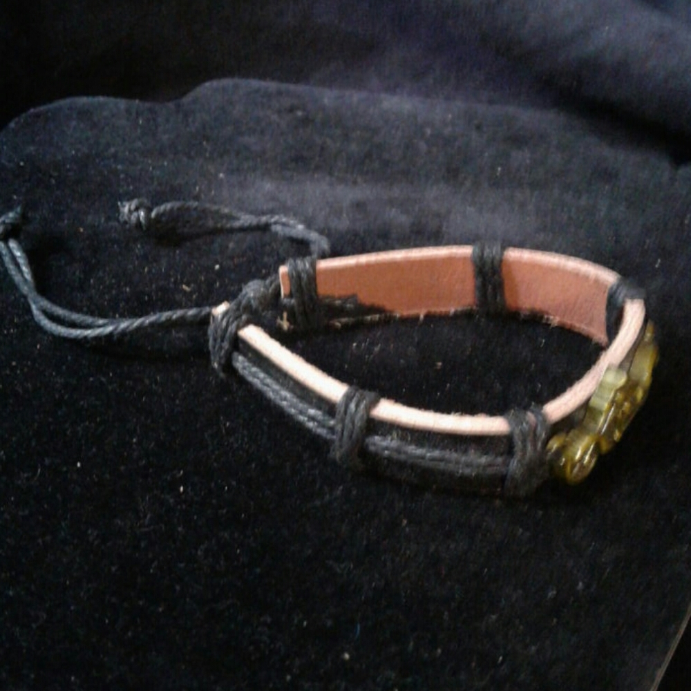 ❤️5/$25. Leather Motorcycle Bracelet - Picture 3 of 4